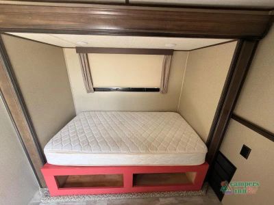 2018 Grand Design Solitude — photo 32 view
