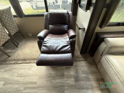 2018 Grand Design Solitude — photo 23 view