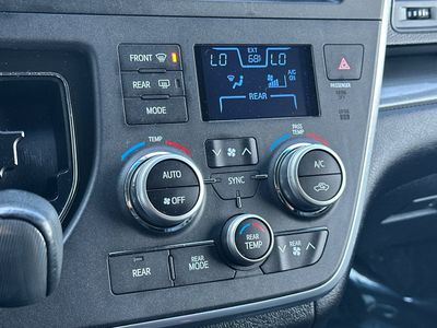 2017 Toyota Sienna - Photo 23