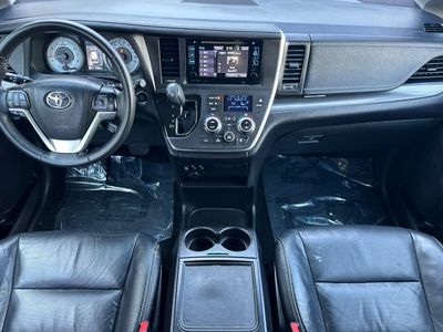 2017 Toyota Sienna - Photo 3