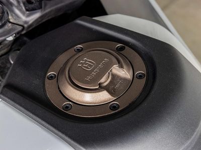 2024 Husqvarna Norden 901 - Photo 22