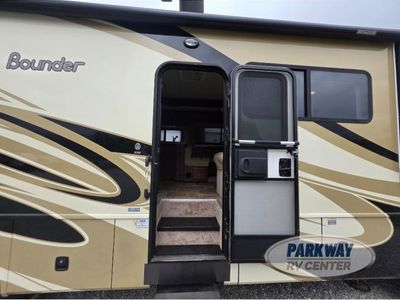 2011 Fleetwood RV Bounder - Photo 7