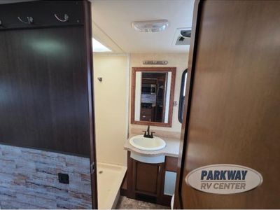 2011 Fleetwood RV Bounder - Photo 19