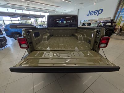 2026 Jeep Gladiator — photo 8 view