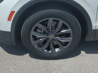 2022 Volkswagen Tiguan — photo 11 view