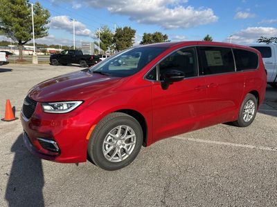 2026 Chrysler Pacifica — photo 11 view
