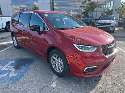 2026 Chrysler Pacifica — photo 7 view