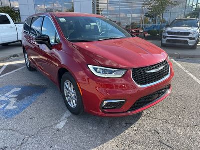 2026 Chrysler Pacifica RUCH53 — front three-quarter view