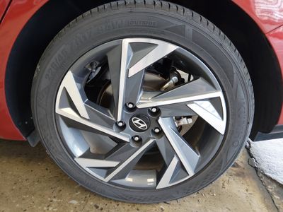 2024 Hyundai Elantra — photo 10 view