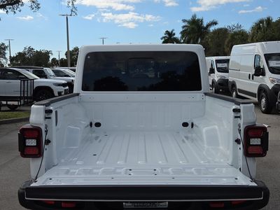 2026 Jeep Gladiator — photo 10 view