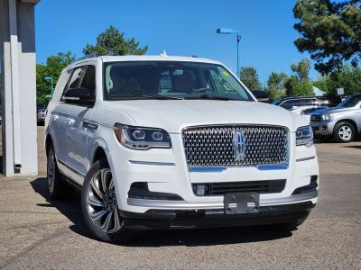 2022 Lincoln Navigator Standard in Pristine White Metallic Tri-Coat — front three-quarter view