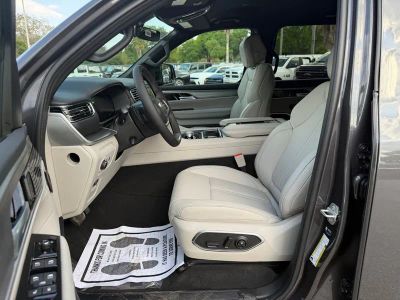 2026 Jeep Grand Wagoneer — photo 17 view