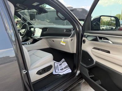 2026 Jeep Grand Wagoneer — photo 32 view