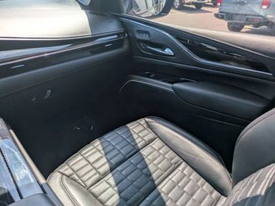 2024 Cadillac Escalade ESV — photo 17 view