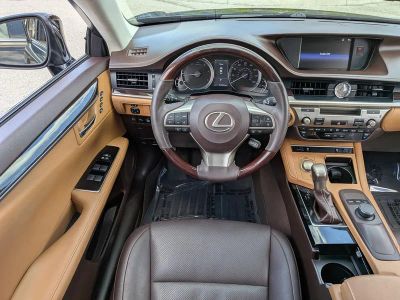 2018 Lexus ES — photo 16 view