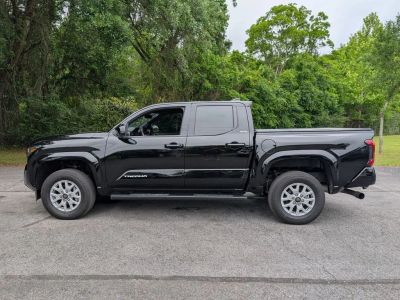 2025 Toyota Tacoma - Photo 2