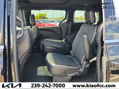 2026 Chrysler Pacifica — photo 13 view