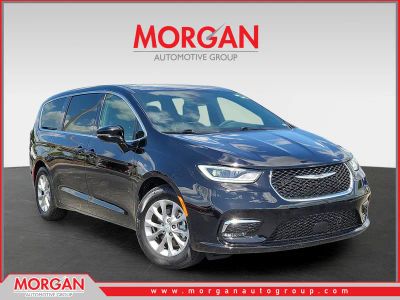 2026 Chrysler Pacifica Limited in Diamond Black Crystal Pearlcoat — front three-quarter view