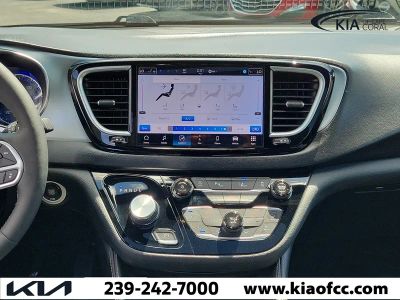 2026 Chrysler Pacifica — photo 18 view
