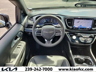 2026 Chrysler Pacifica — photo 16 view