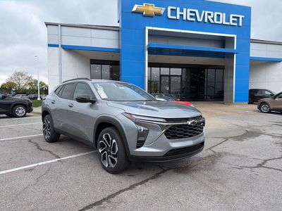 2026 Chevrolet Trax 1TU58 — front three-quarter view