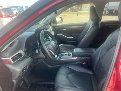 2023 Toyota Highlander — photo 9 view