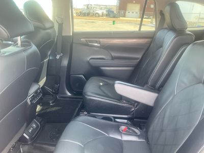 2023 Toyota Highlander — photo 16 view