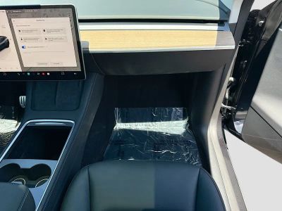 2025 Tesla Model Y — photo 18 view