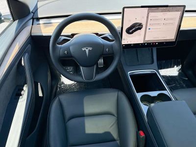 2025 Tesla Model Y — photo 17 view