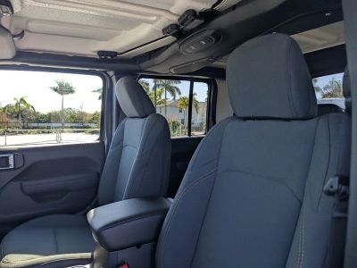 2026 Jeep Gladiator — photo 11 view