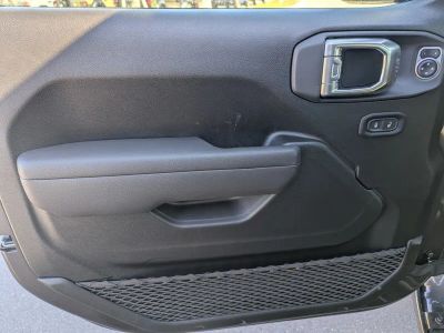2026 Jeep Gladiator — photo 14 view