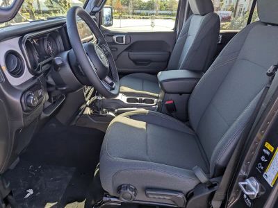 2026 Jeep Gladiator — photo 12 view