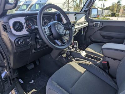 2026 Jeep Gladiator — photo 13 view