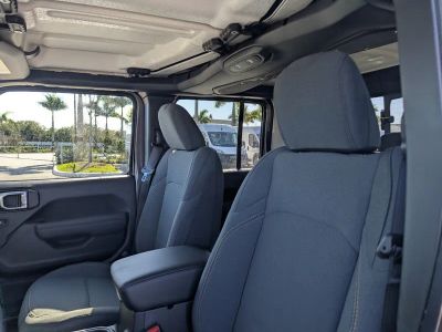 2026 Jeep Gladiator — photo 11 view