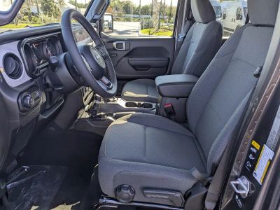 2026 Jeep Gladiator — photo 12 view