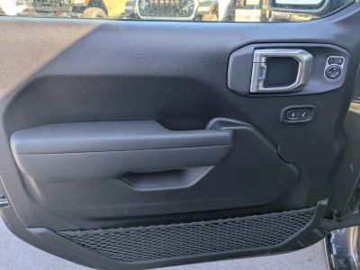 2026 Jeep Gladiator — photo 14 view
