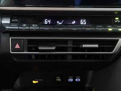 2025 Toyota Camry FWD - Photo 19