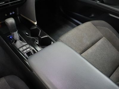 2025 Toyota Camry FWD - Photo 16