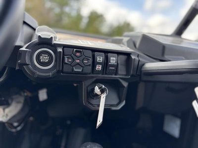 2025 Can-Am Commander MAX XT 700 - Photo 11