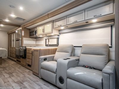 2026 Thor Motor Coach Hurricane - Photo 12