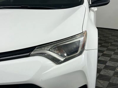 2018 Toyota RAV4 — photo 9 view