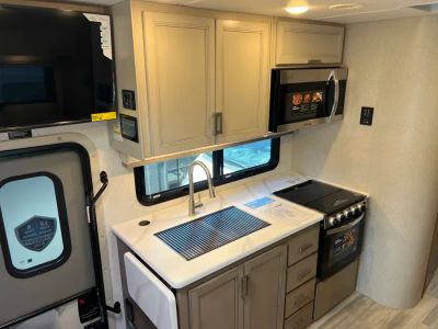 2027 Thor Motor Coach OMNI TRAIL — photo 10 view