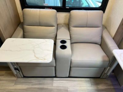 2027 Thor Motor Coach OMNI TRAIL — photo 7 view