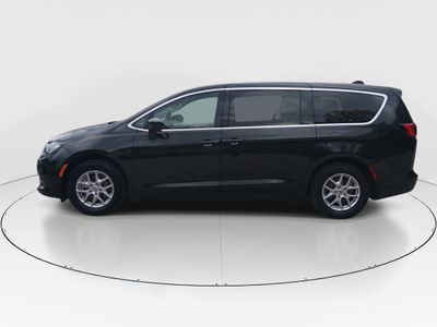 2023 Chrysler Voyager - Photo 4