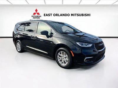 2025 Chrysler Pacifica Select in Diamond Black Crystal Pearlcoat — front three-quarter view