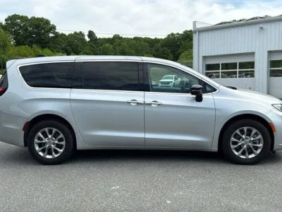 2024 Chrysler Pacifica — detail view