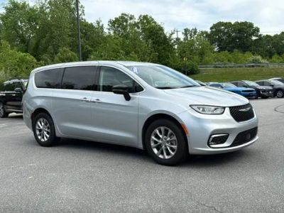 2024 Chrysler Pacifica — side profile view