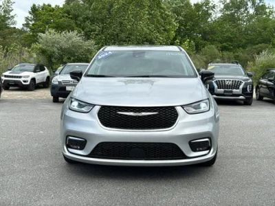 2024 Chrysler Pacifica — rear three-quarter view