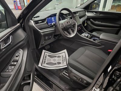 2025 Jeep Grand Cherokee — photo 14 view