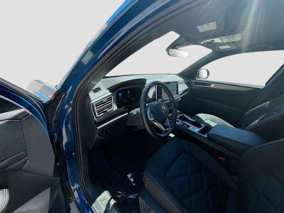 2025 Volkswagen Atlas Cross Sport — photo 9 view